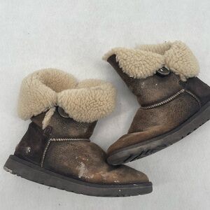 UGG Women’s Bailey Button Bomber Brown Leather size: 6